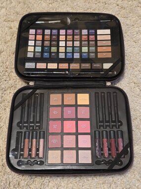 ULTA Beauty Gorgeous On The Go Makeup Collection Gift Set Eyeshadow Blush